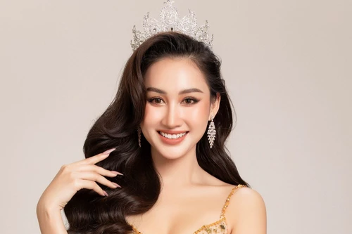 Người đẹp Đoàn Hồng Trang tỏa sáng trên sàn diễn trước giờ đi thi quốc tế 