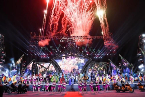Trực tiếp: Đêm khai mạc Lễ hội Du lịch biển Sầm Sơn 2022 và bắn pháo hoa