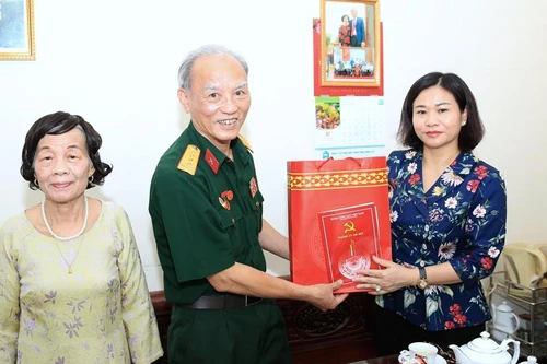 Phó Bí thư Thường trực Thành ủy Nguyễn Thị Tuyến thăm, tặng quà các thương binh, bệnh binh 