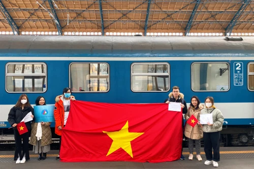 Tinh thần tương thân tương ái của người Việt sau 10 ngày xung đột tại Ukraine 