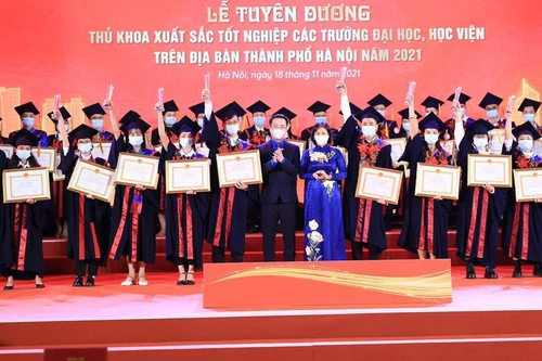 Hà Nội tuyên dương thủ khoa xuất sắc năm 2022