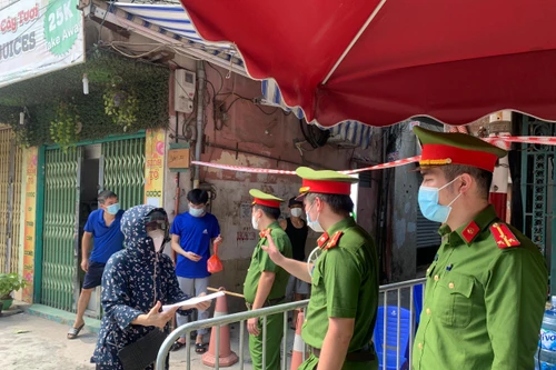 [Ảnh] Cận cảnh 17 chốt 'nội bất xuất, ngoại bất nhập' phong tỏa 2 phường Văn Chương, Văn Miếu