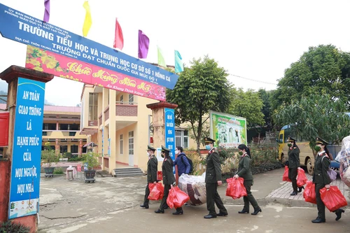 "Đông ấm" trao yêu thương đến trẻ em vùng cao Yên Bái