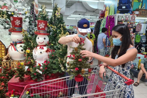 Thị trường quà tặng rộn ràng chờ khách dịp Noel