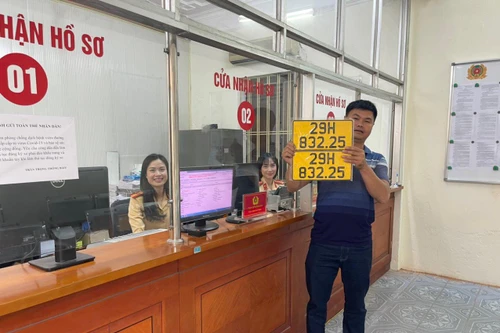 Trong 10 phút, công dân hoàn tất thủ tục cấp đăng ký ô tô tại huyện Gia Lâm