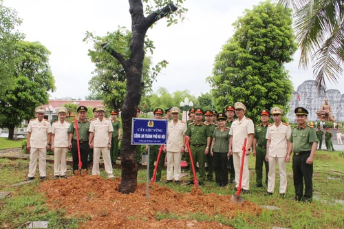 Hướng về cộng đồng, xứng đáng danh hiệu Cảnh sát nhân dân 