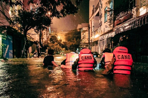 Những đêm trắng dầm mình trong lũ dữ cứu giúp người dân 