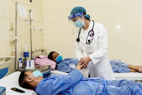 Bộ Y tế đề nghị chấn chỉnh nhân viên y tế giao tiếp chưa đúng mực 