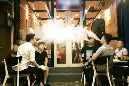 Dù bị cấm, thuốc lá điện tử vẫn bán công khai