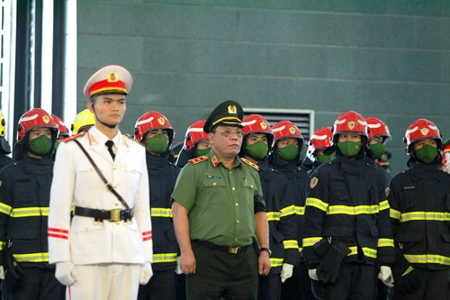 Đồng đội tiễn biệt các anh... 