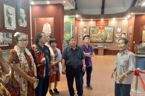 Trại có 4 người...