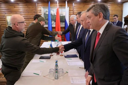 Níu giữ hy vọng, chắt chiu mọi cơ hội hòa bình