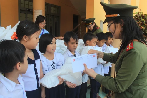 Vượt sóng, vượt gió, đem theo tình yêu từ đất liền đến với huyện đảo Lý Sơn 