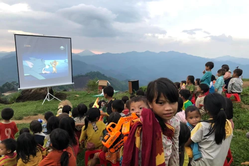 Chuyện những người 12 năm “cõng” điện và mang rạp chiếu phim đến với trẻ em vùng cao