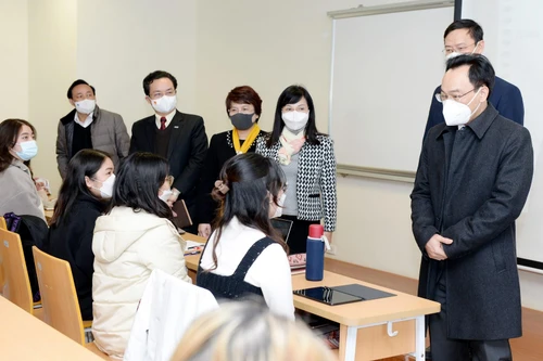 Ghi nhận hình ảnh ngày đầu sinh viên trở lại giảng đường 