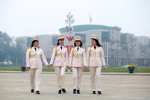 Phụ nữ Công an Thủ đô duyên dáng 