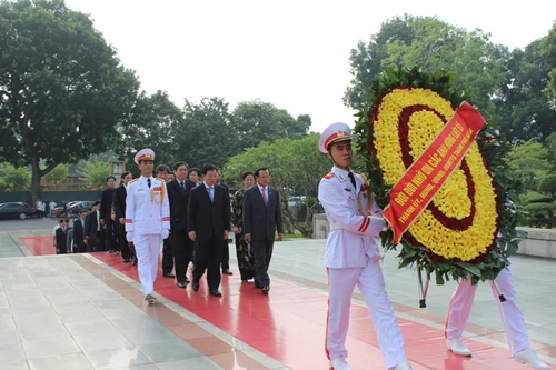 Lãnh đạo TP Hà Nội tưởng niệm các anh hùng liệt sĩ