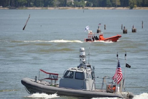 Mỹ phát triển công nghệ điều khiển cụm xuồng không người lái bảo vệ tàu chiến