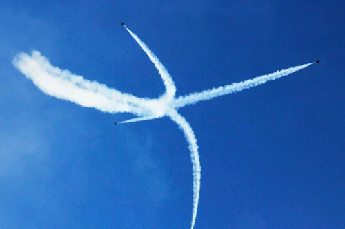 Choáng ngợp xem chiến đấu cơ “nhảy múa” trên bầu trời