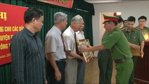 Trao tặng Huy chương Chiến sỹ vẻ vang cho 202 đồng chí