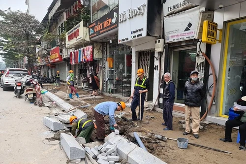 Cải tạo vỉa hè phố Khâm Thiên: Thi công gọn gàng, không để xảy ra tình trạng đá lát vỡ, hỏng