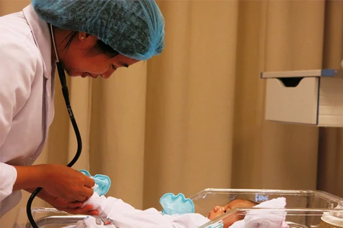 Lần đầu tiên mổ nội soi thành công dị tật thoát vị hoành nặng