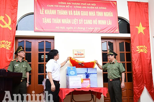 Khánh thành nhà tình nghĩa tặng thân thân liệt sĩ CAND ở Hà Đông