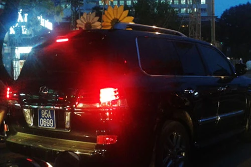 Tổng Bí thư yêu cầu kiểm tra thông tin "Xe tư nhân gắn biển số xanh"