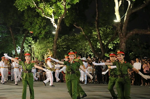Ngắm những "bóng hồng" trong Đoàn nghi lễ Công an nhân dân