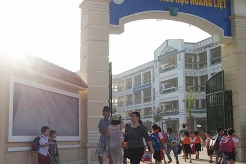 Giáo viên dán băng dính vào mồm học sinh tiểu học tự nguyện xin nghỉ việc