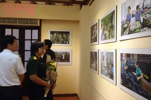 Triển lãm ảnh "Nét đẹp nữ quân nhân trong thời kỳ đổi mới"