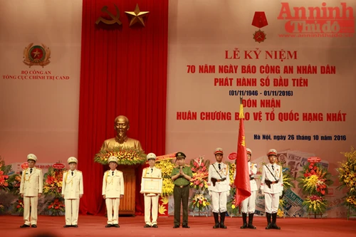 Báo CAND đón nhận Huân chương Bảo vệ Tổ quốc hạng Nhất 
