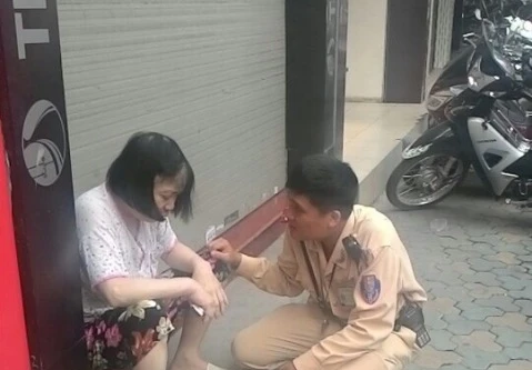 Đi lạc đường bị ngã, cụ bà được CSGT giúp đỡ