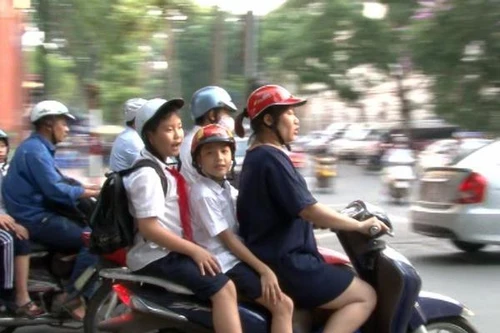 Đội mũ bảo hiểm cho trẻ em - Người lớn phải nêu gương