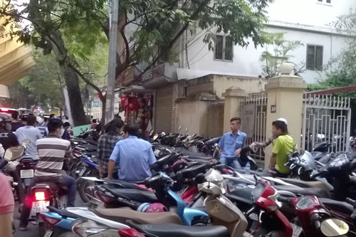 “Cắn răng” gửi xe với giá “cắt cổ” để vào xem Công Phượng, Tuấn Anh...