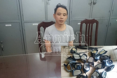 Phát hiện hàng chục gương ô tô xịn trong nhà "ông trùm"... buôn gương trộm cắp