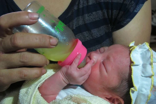 Phát hiện bé trai bị bỏ rơi ở đường làng