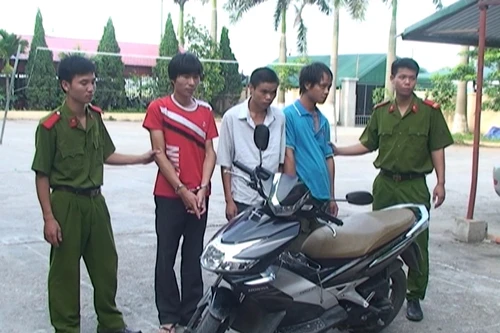 Ổ nhóm chuyên vờ hỏi thăm đường để cướp xe máy