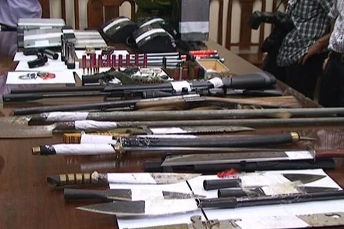 Triệt phá đường dây cá độ bóng đá quốc tế, thu giữ nhiều dao, súng