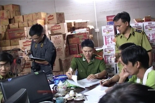 "Hô biến" 1.000 thùng bánh kẹo hết "date" thành hàng mới