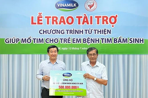 Vinamilk tiếp tục ủng hộ Hội Bảo trợ bệnh nhân nghèo TP.HCM 500 triệu đồng cho các bệnh nhi nghèo mổ tim năm 2022