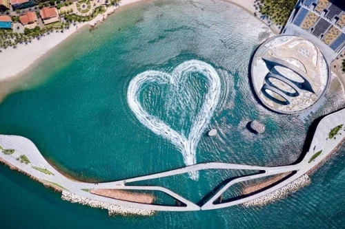 Hàng nghìn du khách thích thú xem trình diễn nghệ thuật mạo hiểm tại Thị trấn Hoàng Hôn