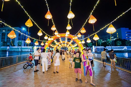 Người dân Thủ đô hào hứng check-in với cây Đèn lồng hoa đăng lớn nhất Việt Nam