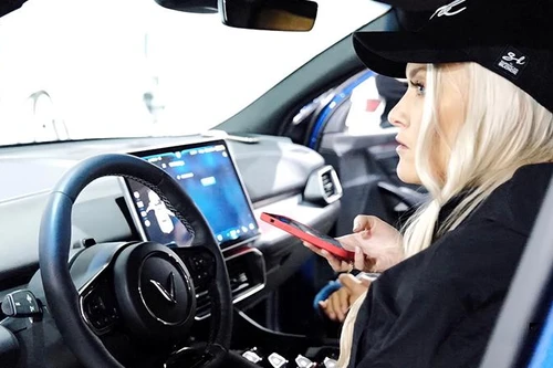 'Nữ hoàng review' Supercar Blondie nói gì khi lần đầu lái VinFast VF 8 tại Mỹ?