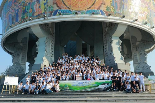 100 xe VF e34 lập kỷ lục 'Đoàn caravan xe điện nhiều nhất Việt Nam'