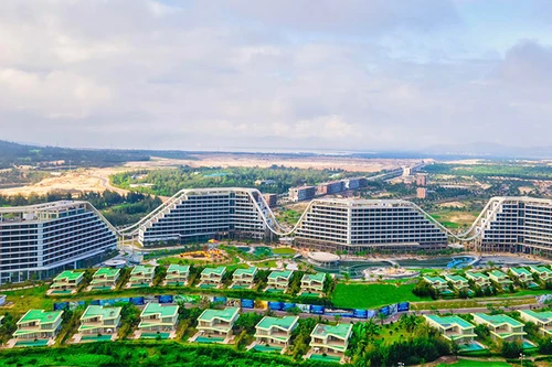 Cận cảnh “siêu phẩm nghỉ dưỡng” sắp khai trương FLC Grand Hotel Quy Nhon: 1.500 phòng, bể bơi ngoài trời 1.000m 