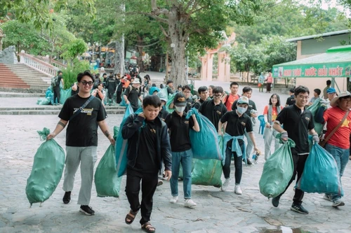 Khởi động chiến dịch Ngày Xanh Núi Bà: Phật tử chung tay làm sạch Núi Bà Đen