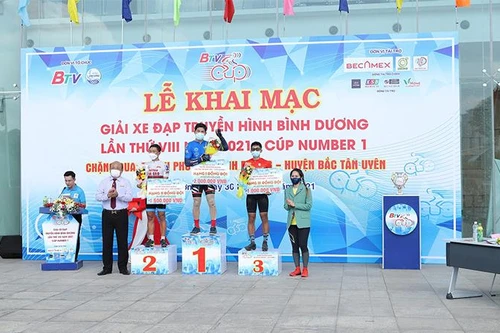 Các tay đua tranh tài sôi nổi ở chặng đầu giải đua xe đạp tranh cúp Number 1 