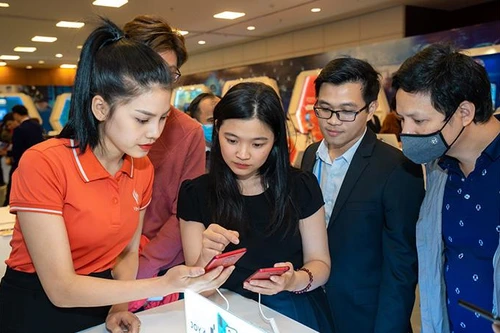 Người dùng háo hức trải nghiệm điện thoại Vsmart 5G “Make in Vietnam”