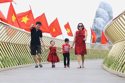 Bà Nà Hills những ngày đầu đón khách trở lại: rực rỡ cờ hoa